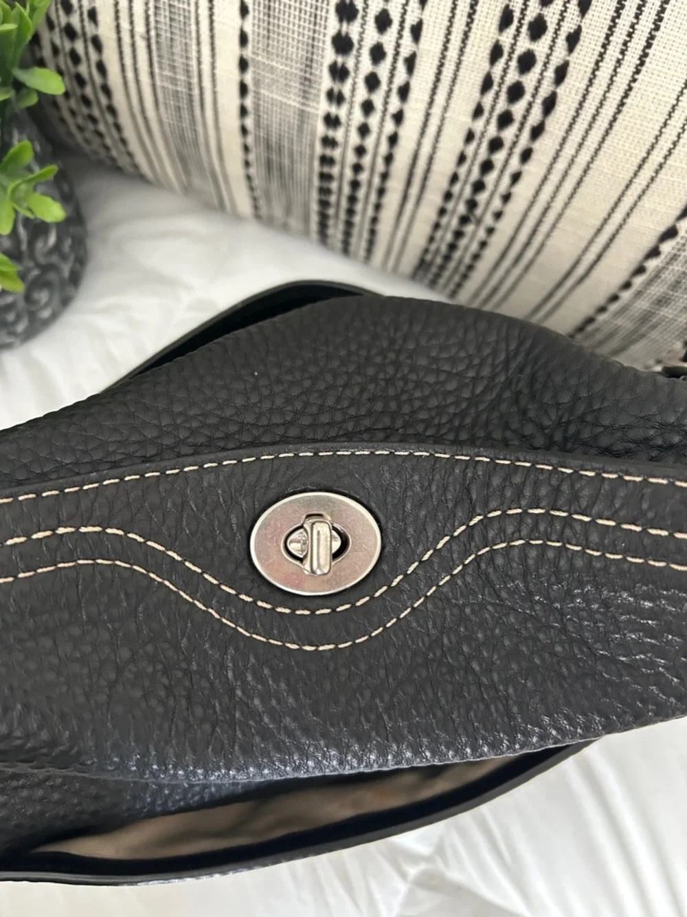 Coach Y2K Chelsea turnlock Black Leather Shoulder Bag with Contrast Stitching - Picture 9 of 14